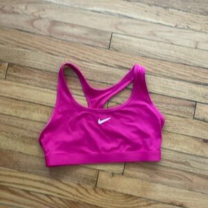 Nike women’s swoosh non-padded sports bra pink